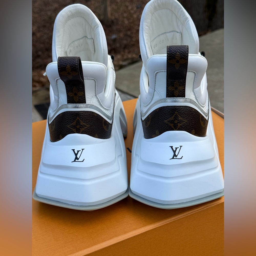 Louis Vuitton White Sneakers with Brown Monogram Toe Panels - Picture 5 of 12